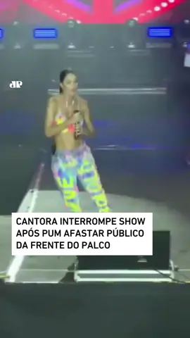 A cantora pernambucana Michele Andrade, ex-Limão com Mel, interrompeu sua apresentação na festa de São João em Mossoró, Rio Grande do Norte, quando notou que o público começou a se afastar da frente do palco. Curiosa com o comportamento da plateia, ela questionou: “O que está acontecendo aí na frente? Pensei que fosse uma confusão, mas foi um peido, é sério? Está podre mesmo.” O incidente foi registrado e depois compartilhado pela própria cantora nas redes sociais, onde brincou na legenda: “Já parei o show por vários motivos, mas por causa de um peido foi a primeira vez”. 🎥 Reprodução Instagram: micheleandrade 📺 Confira na JP News e Panflix