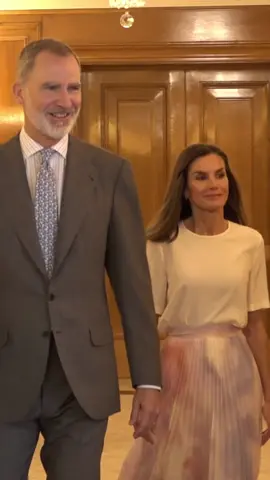 El rey Felipe y la reina Letizia han presidido una audiencia en Zarzuela y una reunión con la fundación Princesa de Girona.  #reyfelipevi #reinaletizia #realeza #royals
