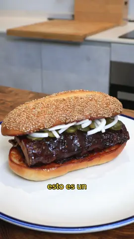 🐷 me flipa el McRib pero casi nunca está en carta (aunque ahora lo está, pero OS PROMETO que esto no es un ad y ha sido pura casualidad LO JURO) 🦴COSTILLAR * 20 g de sal  * 12 g de panela/azúcar moreno  * 9 g de Pimentón de la Vera  * 10 g de ajo granulado  * 10 g de café molido  * 1 costillar (2kg más o menos)  * 1 chorro de vinagre blanco 💦 SALSA BBQ * 200 g de kétchup  * 35 g de azúcar moreno  * 7 g de sal  * 50 ml vinagre blanco * 100 g de agua  * 10 g de ajo en polvo * 10 g de Pimentón de la Vera  * 5 g de glutamato (opcional) * 5 g de pimienta blanca * 5 g de pimienta negra recién molida #cocina #cocinar #comida #comer #mcdonalds #mcrib #Receta #recetafacil #costillar #bocadillo #sandwich