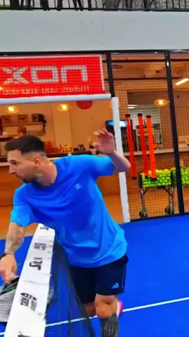 ¿Leo Messi jugando al pádel como Agustín Tapia? 🤯🎾