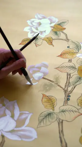The bulbous florals of our ‘Japanese Garden’ design are hand-painted in a shimmering, pearlescent pigment onto a crackled Gold background, accented with graphic brushstrokes. ___________________________ #degournay #degournaywallpaper #interiordesign #chinoiserie #handpaintedwallpaper #handpainted  