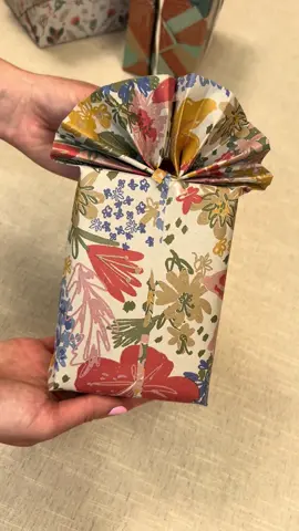 Learn how to create this easy fan effect wrapping with us! 💐🎁 A quick and easy way to make your wrapping more fun! Who will be trying this next time you wrap a gift? 👇 #econature #sustainablewrapping #EcoFriendly #giftwrap #ecofriendlygiftwrap #madeintheuk #recycleable #fullcirclebusiness #wrappingpaper #sustainablegifting #sustainablegiftwrap #IGdesigngroup #plasticfreewrap #mindfullliving #responsibledesign #nowastewrapping #reducereuserecycle #sustainablestationary #zerowaste #wrappingtutorial #wrappingideas #funwrapping #howtowrap #wrappinghacks #diycraft