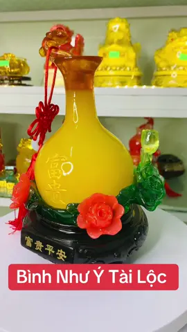 Cặp bình như ý tài lộc, bình hút lộc may mắn đền với gia chủ có đủ màu xanh và vàng  ----------------------------------------------------- MÔ TẢ SẢN PHẨM - Bình được thiết kế gắn liền với chân đế gỗ - Thiết kế đẹp mắt,  trên miệng bình là hình cây gậy tài lộc và cành hoa mẫu đơn may mắn  - Kích thước sản phẩm: Cao 22cm * rộng 13cm (Đã bao gồm chân đế) - Màu sắc: Vàng, xanh ----------------------------------------------------- Ý NGHĨA CỦA BÌNH TÀI LỘC PHONG THỦY  - Bình Hoa tài lộc có tác dụng thu hút, lưu giữ tài lộc, tượng trưng cho sự sung túc về tiền bạc, giàu sang phú quý - Sản phảm được kết hợp Cây Gậy Như Ý mọi việc được như ý muốn đính thêm dây hồng châu đỏ vàng thể hiện sự may mắn luôn đến với gia chủ - Vật phẩm mang ý nghĩa vô cùng lớn này nó sẽ là món quà vô cùng đặc biệt khi biếu tặng dịp khai trương, tân gia.   - Hoặc quý khách trưng bày ở cửa hàng kinh doanh, phòng khách, phòng làm việc để mang lại tài lộc cho gia chủ - Hàng có sẵn tại shop cam kết đúng hình ảnh #xuhuongtiktok #Lucbinhphongthuy #shopphongthuy283   