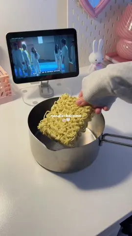 💆🏼‍♀️🤍 #kdrama #noodle 