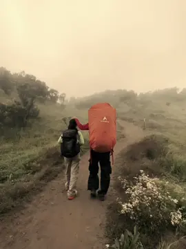 ikutan 🙏🏻 @adeliaa  #pendaki #pendakigunung #mountain #couple #merbabu #sindoro #prau 