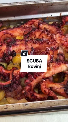 Scuba, Obala Pina Budicina, Rovinj Dosta preporuka je dobio restoran Scuba ali pre svega dve “jake” kojima sam morao verovati i samim time morao probati. Ono što odmah upada u oči, vlasnici, dva brata, rade u lokalu, trče na sve strane i uslužuju goste što je prvi signal da sam na pravom mestu. U konverzaciju sa Tadijom, jednim od braće, vidim i neposrednost i ljubaznost sa kojim se čovek ne sreće često. Meni nisam ni gledao, bilo je samo hoću hobotnicu a za dalje ti kako misliš da treba. 😁  Jedina moja sugestija je bila da bih pre topla nego hladna predjela. I tako dođosmo do svega ovoga, nisam se pokajao ni u jednom momentu. Hobotnica je izvrsna, vredi doći samo na nju međutim moj je predlog da nikako ne propustite ni pakere, fenomenalni su. A opet ni dagnje ni raviole a tek ne kolač 😁 Tako da šta da vam kažem, najbolje sve 😁