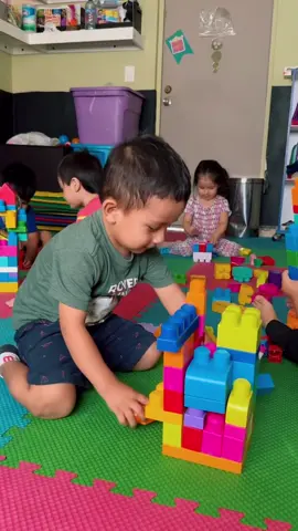 Jugar con bloques es una actividad muy divertida para los niños🧱😄 #parati #niños #cayam #orgsinfinesdelucro #actividadesinfantiles #aprendiendo #diversionniños 