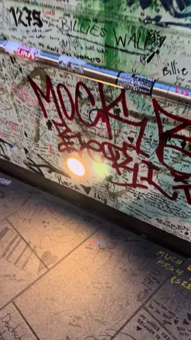 just went to Billie Eilish Wall in East Side Mall in Berlin🤩🤩@BILLIE EILISH with a signature from herself☺️😍🥰#billieeilish #billieeilishfan #eastsidemall 