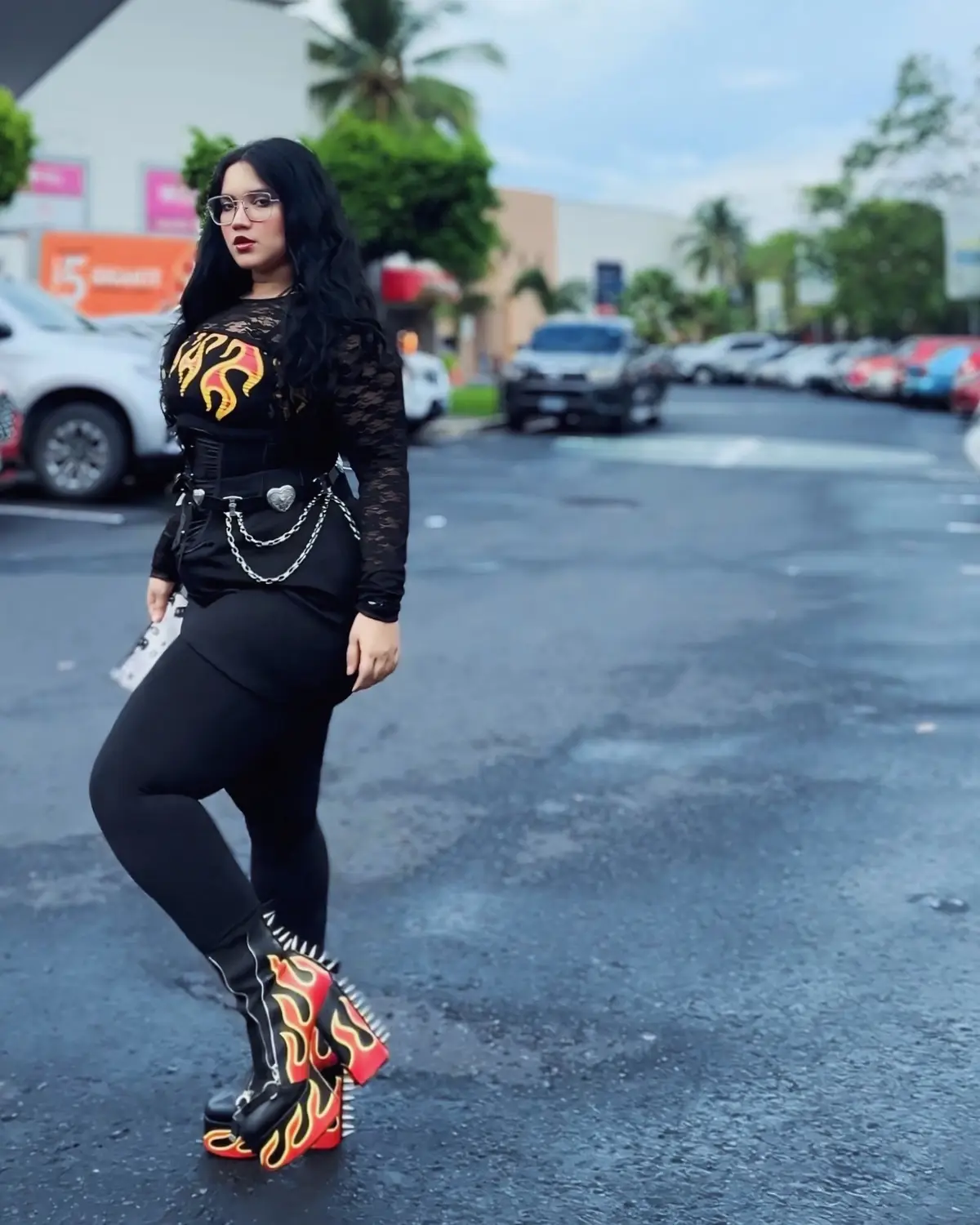 Amando estas botas y ese encaje en los brazos 💋❤️‍🔥🖤 Ufff vaya temazo que es esta canción 💀🔥 #metalgirl #metalgiris #metalheadgirl #metalhead #metallady #heavymetal #lamoda #goth ##gothgirls #egirl #grunge #gothaesthetic #deadmetal  #heavymetalgirl #grunge #punk #curvy #curvygirl #curvygirl #curvyfashion #curvymodel #curves #corset #corse #musclemommy #botas #gothshoes #boots @LAMODA 