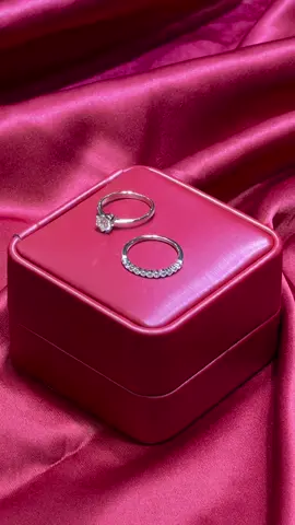 definisi primadona 😍✨ uda punya bayangan kan kalau dipakai dan distacking dijari manis kalian akan secantik dan semewah apaa ? 😩💍mumpung ada diskon dan cashback di semua marketplace kita loh , kalau bulan depan ga janjiiii 🥱 #cincinberlian #cincinsolitaire #cincintunangan #cincinkawin #cincinnikah #weddingring #engagementring #cincinlamaran #seserahan #perhiasancantik #berlian #kimberlyjewellery 