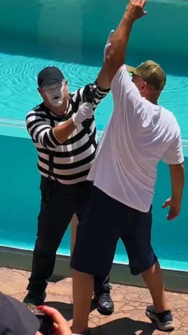 Tom's best performance #lol #tomthemime #totanthemime #tomtheseaworldmime #mime #seaworldmime #funartist #thebestoftom #bestreactionprank #funvibes #totanthemime #foryou #fyp #foryoupage #funny 
