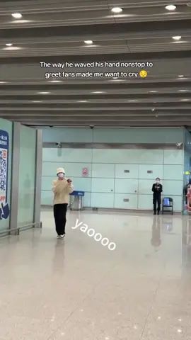 He respects everyone like that, hopefully everyone at the airport will respect him like that too 😔 #jun #wenjunhui #seventeen #vantuanhuy #fyp #viral #xuhuong 
