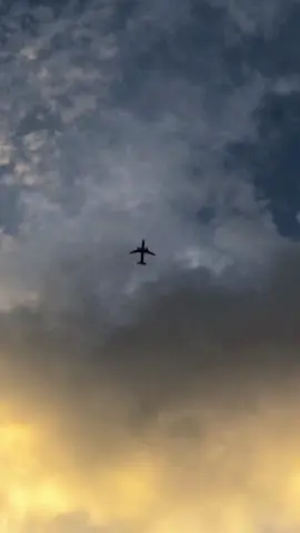 Ini pesawat yang sama, kebetulan lewat diatas  😅 #astrophile #sky 