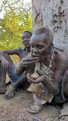 Wow😲 it's beautiful day for hadzabe Old man he catch his favorite meal #villagelife #africa #usa #foryou #tiktok 