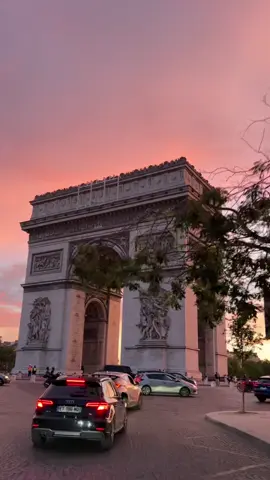 Dreamy Parisian Sunsets 🌆  #arcdetriomphe #arcdetriomf #arcdetriompheparis🇫🇷 #arcdetriompheparis #arcdetriomphedelétoile #paris #parisjetaime #sunset #parissunset #sunsetlover #sumsets #summersunset #parismood #parislove 