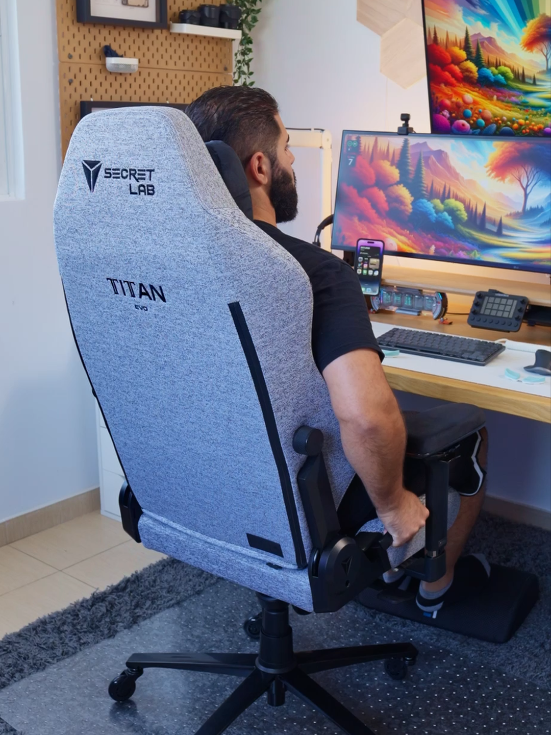Comfort should come easy. Every Secretlab TITAN Evo comes with a magnetic memory foam head pillow, so you never have to fumble with straps. An integrated 4-way lumbar support system adapts to the curve of your lower back as you move, keeping @peterpandeveloper well-supported whether he’s sitting up, or reclining in his chair.