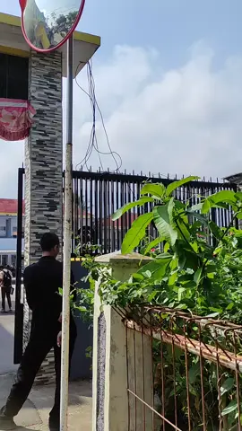 Menurutku, daripada masuk SMK Kesehatan mndingan ke SMA dulu lalu lanjut ke AKPER atau ngambil S1 Ners. Dunia kesehatan saat ini semakin brkembang, lulus SMK Kesehatan klo melamar kerja di RS kira2 akan ditempatkan dibagian apa? lulusan AKPER sj banyak. sy tahu masuk SMK Kesehatan biayanya lumayan tpi tetep ke depannya hrs lanjut lgi kuliah, klo dihitung2 biaya nya lebih besar dibanding yg ke SMA dulu (SMA negeri ya). 