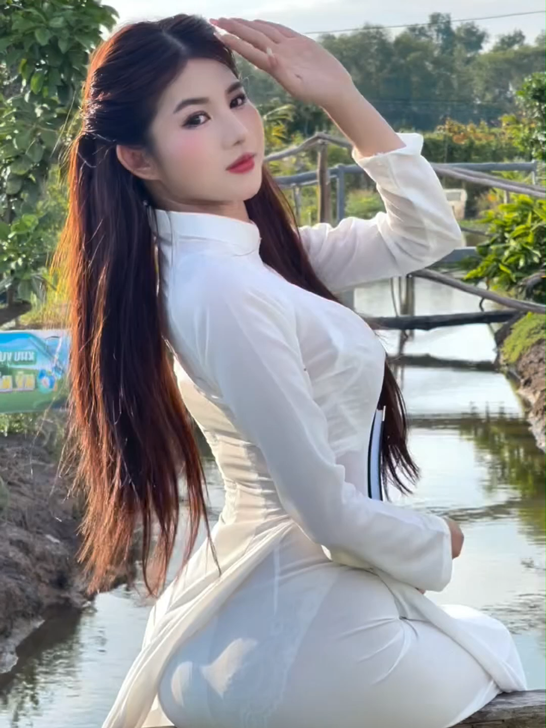 Bầu trời xanh, những đám mây trắng. Anh yêu nắng hay yêu em?