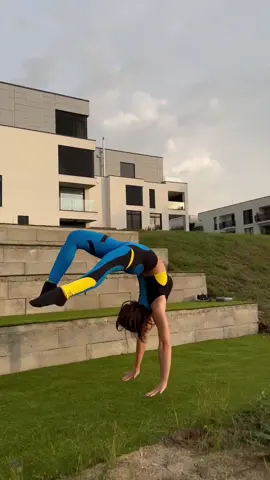 I always wanted to be in an action movie 😬🔥 #acrobatics #fitgirl #calisthenics #handstand #viral 