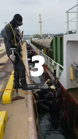 Proses pembersihan lambung kapal by diving under water atau under water operation by diver merupakan salah satu hal yg cukup satisfying  #pelaut#pelayaran#fyp#diving 