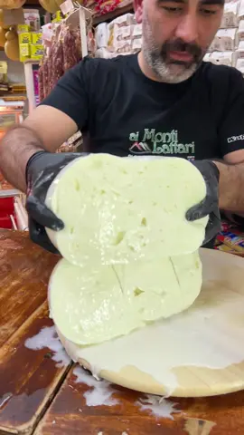 Mozzarella di bufala da 5 kg. ❤️ #aimontilattari #salumeria #pignasecca #napoli #viatoledo #napolicentro #mozzarella #mozzarellacampana #mozzarelladibufala #cioccolato #orobianco 