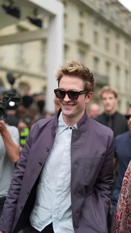 #RobertPattinson at the #Dior Homme Menswear Spring/Summer 2025 show and this sound by #LittleMix has been on Loop in our Heads for the past few hours 💕 #robertpattinson #robertpattinsonedit #robertpattinsonbatman #robertpattinsonsukiwaterhouse #sukiwaterhouse #twilight #edwardcullen #parisfashionweek #diormen #diorshow #paris #robertpattinsonfan  📹 Getty Images 