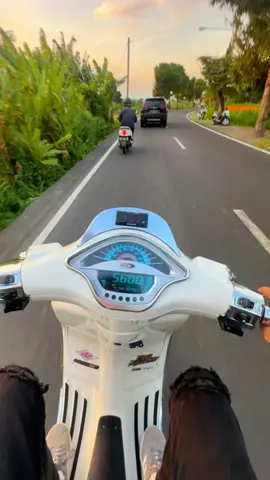 Perjalanan sore #veneno #JelajahLiburan #fyppppppppppppppppppppppp #fyp #danapelajar #vesmet #tiktok #cocoscoot #vespamatic 