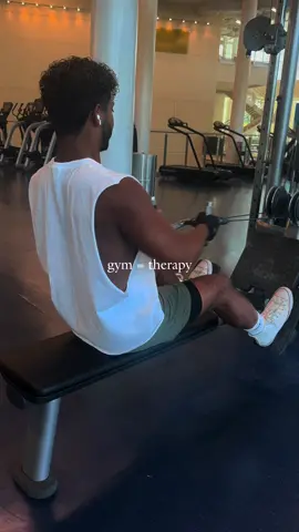 little bit of my back and bicep routine :) #fyp #foryou #gym #gymmotivation #GymLife #gymrat #gymbro #workout #letsdoit #summervibes 