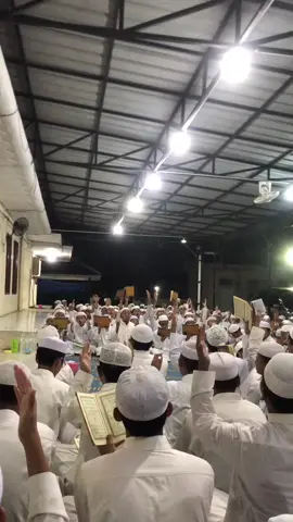 Tidak ada ketenangan yang Hakiki selain berkumpul dengan orang-orang Soleh. 😇🌹 #ngajibareng #ngaji #santripondok #muslim #sholawatan #sholawat #majelissholawat #fyp #viral #santrirubath #santri #alkhairat #pondokpesantren #yarabbibilmustofa #sarungan 