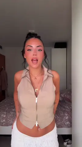 que mona la chica del videoclip de esta canción 