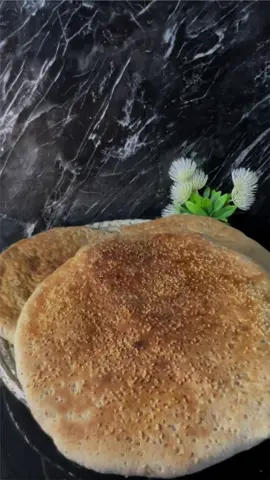 تميس البر المعتمد أعجنه بالليل واخبزه الصبح😍👌 وريحته يا سلام تحت طلب الغوالي واعتذر لانه طولت عليكم🥹💝 الوصفة : 2 كوب دقيق بر ( القمح الكامل) ننخله ونترك النخال لتبسيط التميس 1 كوب دقيق أبيض ملعقة صغيرة خميرة  ملعقة كبيرة عسل ملعقة صغيرة زبدة  ملعقة كبيرة زيت زيتون  ملعقة صغيرة ملح  ملعقة صغيرة حبة سوداء ( السانوج) كوب ونصف ماء وتختلف الكمية على حسب نوعية الدقيق المهم العجين يكون يلتصق قليلا باليد👌 جبنة 🧀للحشو التميس نعجن العجين  بالليل ونذهنه بالزيت ونغطيها وندخلها الثلاجة تختمر وفي الصباح نخرجها ونشكلها كما هو موضح ونسخن الفرن مسبقًا على 250 درجه النار من الجهتين قبل الخبز بعشر دقائق طبعا نترك الصنيه تسخن في الفرن وفور تشكيل التميس ندخله الفرن طبعا مع المراقبه لانه لا ياخد وقت طويل في الطهي  في فرن الغاز وصحة وهنا وحفظ ومشاركة فضلا وليس امرا ومتابعة للمزيد من الوصفات وجزاكم الله خيرا 💝 اي استفسار يا هلا 🥰 . . #تميس_بالجبن #تميس_البر#طبخ#cooking #maroc #السعوديه #الخليج_العربي #المغرب_العربي 