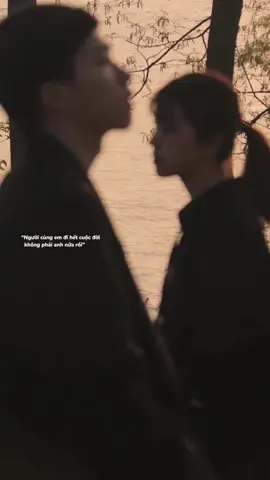 “Người con gái anh yêu giờ đang dần bé lại”. BÀI HÁT: Kỷ Niệm Giam Cầm Chúng Ta - Version 2 #thanhhung #kyniemgiamcamchungta #CapCut 