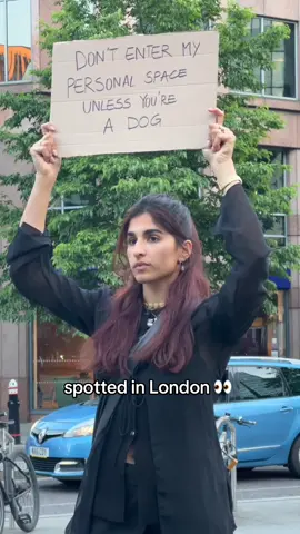 Spotted in London 👀 🐾 #cesaruk #personholdingsign #holdingsigninlondon #cardboardsign #cardboardsignlondon #cardboardsigns 