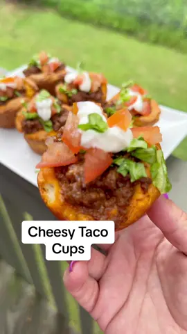 Cheesy myfdin tin cups are so cute! Full recipe on aldentediva.com #cheesytacocups #tacocups #tacos #tacos 