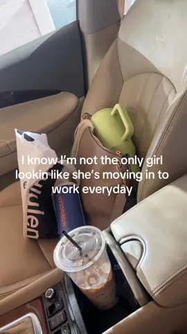 It’s the extensions hanging out of the purse for me 💀 #girlthings #hairextensions #imjustagirlintheworld #imjustagirl #workinglife 