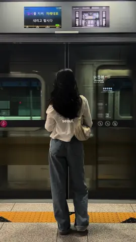 i posted this video both horizontally and vertically, and I’m curious to know which format you find more visually appealing? anyways, these are my favorite clips from seoul. #seoul #fyp #fy #seoultravel #seoulkorea #itaewon #w2e  #hongdae #kpop #korean #southkorea #travel #seoullife