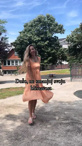 Nikada, ali nikada ne ublazavaj svoje svetlo zato jer nekome smeta. Nikada, ne utisavaj svoj glas jer smeta necijem sluhu. Nikada, ne umanjuj svoje sposobnosti da bi se uklopila u necije standarde. Draga moja, ti si okean. U tvoje dubine ne moze svako.  Neko ih se plaši i udavio bi se samo da pogleda u njih. Zato plivaj bez svih prijatelja, kolega, partnera… koji su su se udavili pokusavajuci da te prate. Sjajna si! Ako ti niko nije skrenuo paznju na to danas, evo ja cu! 🤍💋