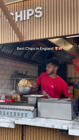 From the best farms to your hands, freshly cut and fried just for you! 😋🥔 That’s why we’re the chip champs of England 🏴󠁧󠁢󠁥󠁮󠁧󠁿🍟😉 #londonfoodblogger #londonfoodie #londonfoodblog #londonfoodmarket #londonfoodie #londonfoodscene #londonfood #londoneats #londonlife 