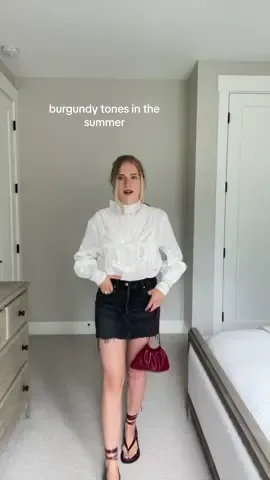 the frizzy hair tho 🤌🏻😍 #mangotop #prairietop #ruffleblouse #summeroutfits #miniskirtoutfit #burgundyaccessories @Mango @Levi’s @A.EMERY 