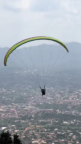📍Kwahu, Ghana  #ghanatiktok🇬🇭 #explore #travel #explorepage #tiktok #explorepage #tiktok #ghana #paragliding 