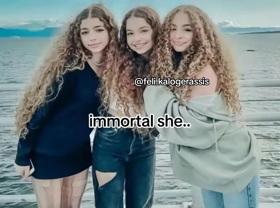 🤩💋 || cc:me || @elianakalogeras @demitrakalogeras @sundaykalogeras #eliana #demitra #sunday #kalogeras #🤩 #💋 #return #to #me 