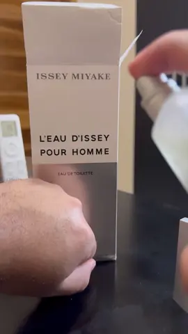 Mais um pra coleção, L'EAU D'ISSEY POUR HOMME de ISSEY MINAKE, um clássico atemporal amadeirado, aquático fresco! Perfume assinatura muigo versátil. 😍😍 #perfume #isseymiyake #edt #perfumesmasculinos #fragancias 