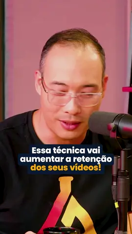 Já ouviu falar nessa técnica de retenção? 🧠 A lógica por trás dela é simples: as plataformas, como Instagram e TikTok, tendem a distribuir mais os conteúdos que mantêm os usuários retidos na rede. Ao colocar um conteúdo detalhado na legenda, você faz com que um vídeo curto seja reproduzido várias vezes em looping enquanto o público lê e entende o que está escrito. 👉 Isso pode ser eficaz em certos contextos, como listas de ferramentas, top 3 dicas ou informações relevantes. Mas é importante não abusar dela. Afinal, um dos principais atrativos de um bom vídeo é a presença de uma pessoa falando diretamente ao público - o famoso 