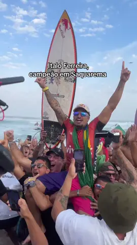 O campeão do #VivoRioPro nos braços do povo! @Italo Ferreira - Surfista #redbull #tedáaaasas #surf #surfe #wsl #wct #saquarema  