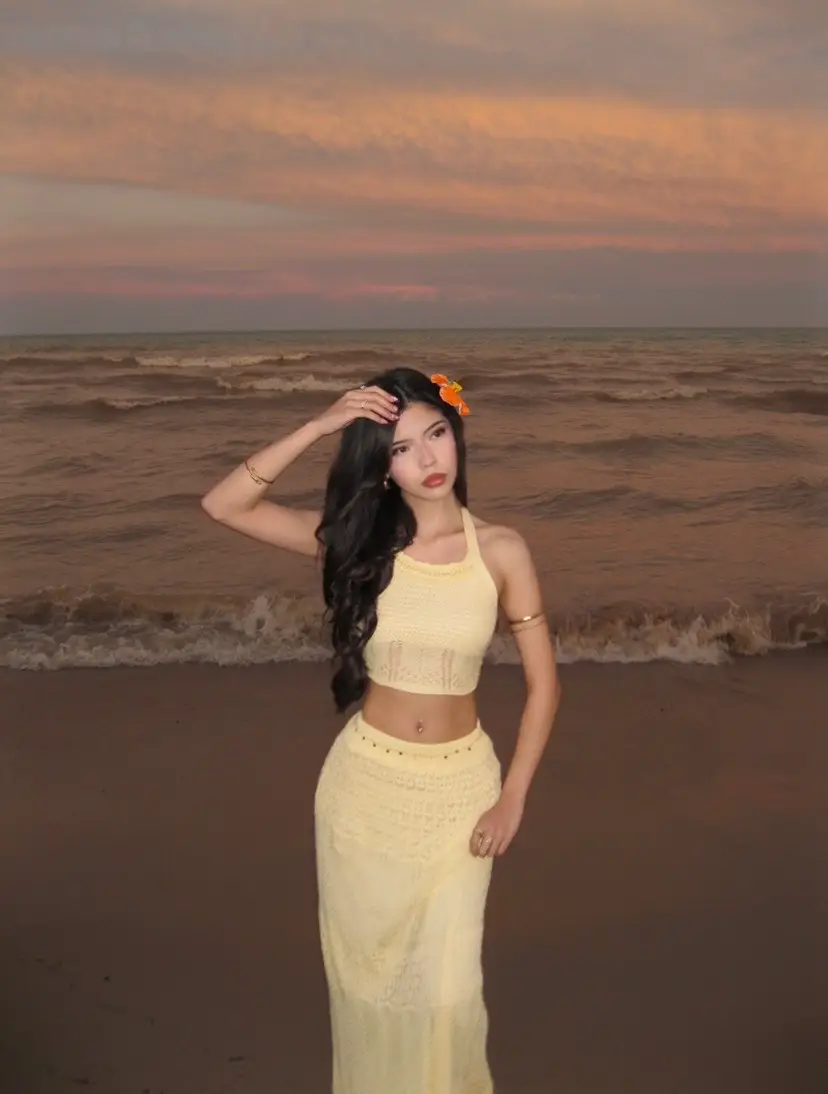 the sunset and the waves were paid actors☀️🧡#pictures #digitalcamera #sunsetbeach 