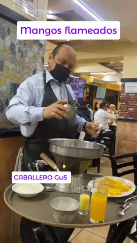 mangos flameados de postre en restaurantes #mangos #mangosflameados #showcooking #helado #postres 