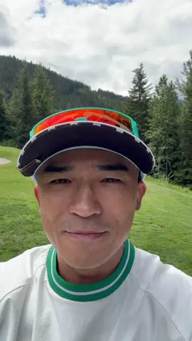加拿大的熊，比ㄧ個溫哥華市人口多， 他們保護野生動物的用心，人跟動物和平的相處，不是我們想像的。在球場打球看到熊媽媽帶兩隻小熊優哉的走過，真的好特別的經歷。大家可能會問難道不會危險嗎？其實看到母熊帶小熊，要特別要注意不要驚嚇他們，也不要再靠近他們，牠們自己會走掉，但如果遇到更野生的環境，你真的要身上帶有防熊噴霧劑，因為看到棕熊，是會主動攻擊人的，其他的話也不要太大驚小怪，分享這些小知識給大家，我姐姐在加拿大的家，連社區都有熊會經過🤣🤣 #加拿大#加拿大人#熊比人多共#與熊共處生#環保生活觀#國際觀的#難忘的回憶a#ChateauWhistlerGolfclub