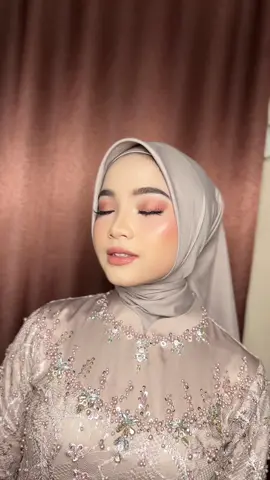 Ini bidadari kok turun ke bumiiiii @A N G G I || bukan OKLIN! 🫶🏻💖 Cantik banget adeku @imrtnnyh_ 💙 Makeup : @riskalinda  DM/chat link in bio for pricelist or more info  #makeupbylinda #makeupartis #makeupcilongok #makeupajibarang #makeuppurwokerto #makeupwangon #makeupcilacap #muapurbalingga #makeupbumiayu #makeupgraduation #makeupyearbook #makeupengagement #makeuppreweding  #makeupnikahan #makeupwisuda #graduationmakeup #makeupparty #muabanyumas #glamourmakeup #goodmakeup #flawless #flawlessmakeup #graduationuinsaizu #muapurwokerto #graduatuonump #makeupakadpurwokerto #graduationunsoed #graduationpoltekes #makeupbridesmaid