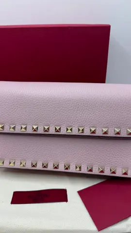#prelovedluxuryhandbags #sustainablefashion #readytowear #junebugsvintageluxury #prelovedluxury #styleinspo #vintage #shopping 