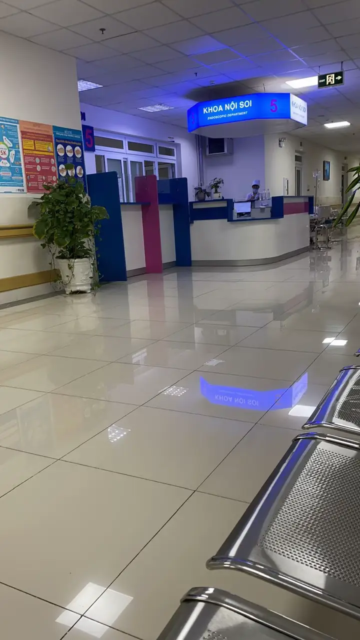 2h sáng tự thân đến bệnh viện ...chỉ tự khi đến bệnh viện một mình thì khi đó em mới nhận ra bản thân mình thật mạnh mẽ ,một mình ở bệnh viện một mình ở phòng mổ,xung quanh bốn bể toàn người lạ.Có lẽ sợ hãi nhất lúc ốm đau khi nằm viện một mình ,không phải là sợ hãi bệnh tật mà là mỗi khi bác sĩ hỏi người nhà bệnh nhân đâu .... 😭😭😭😭